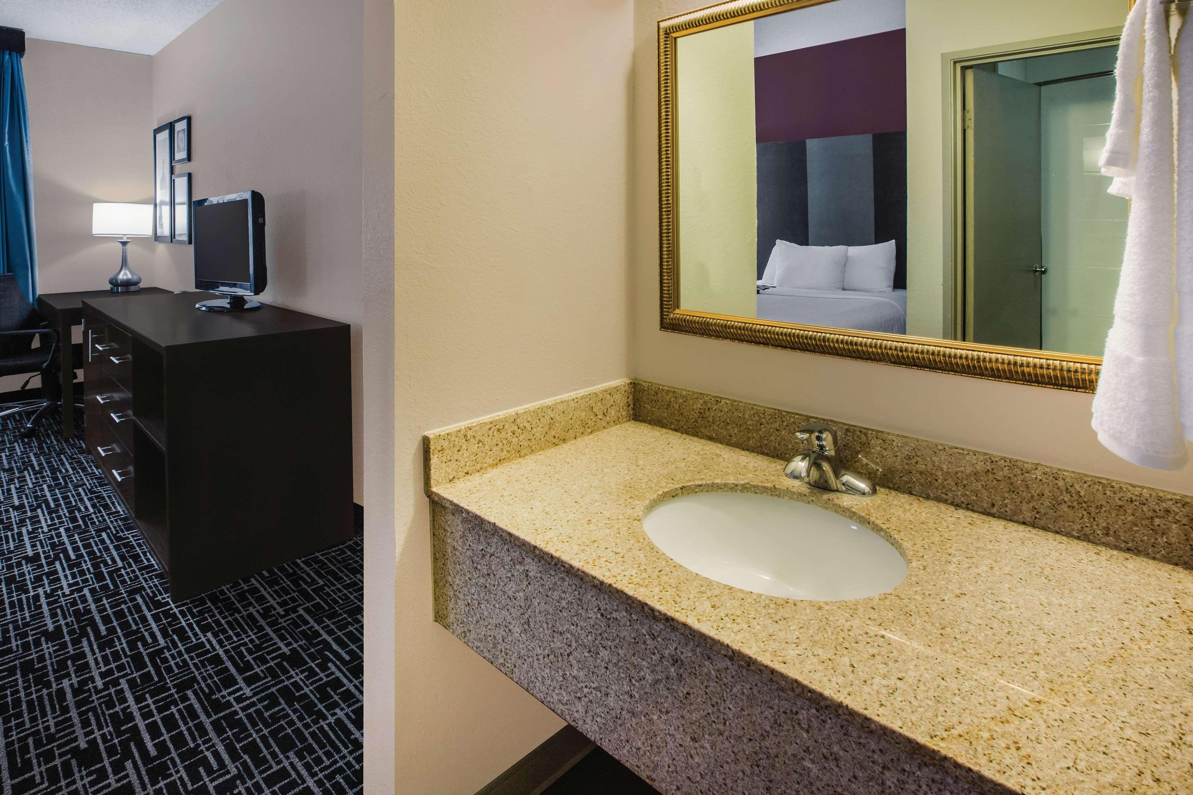 La Quinta Inn By Wyndham Indianapolis North At Pyramids מראה חיצוני תמונה